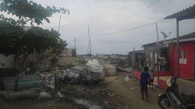 Habitantes del barrio Porvenir denuncian estar viviendo en medio de la contaminación. Foto: Silvana Salas (W Radio)