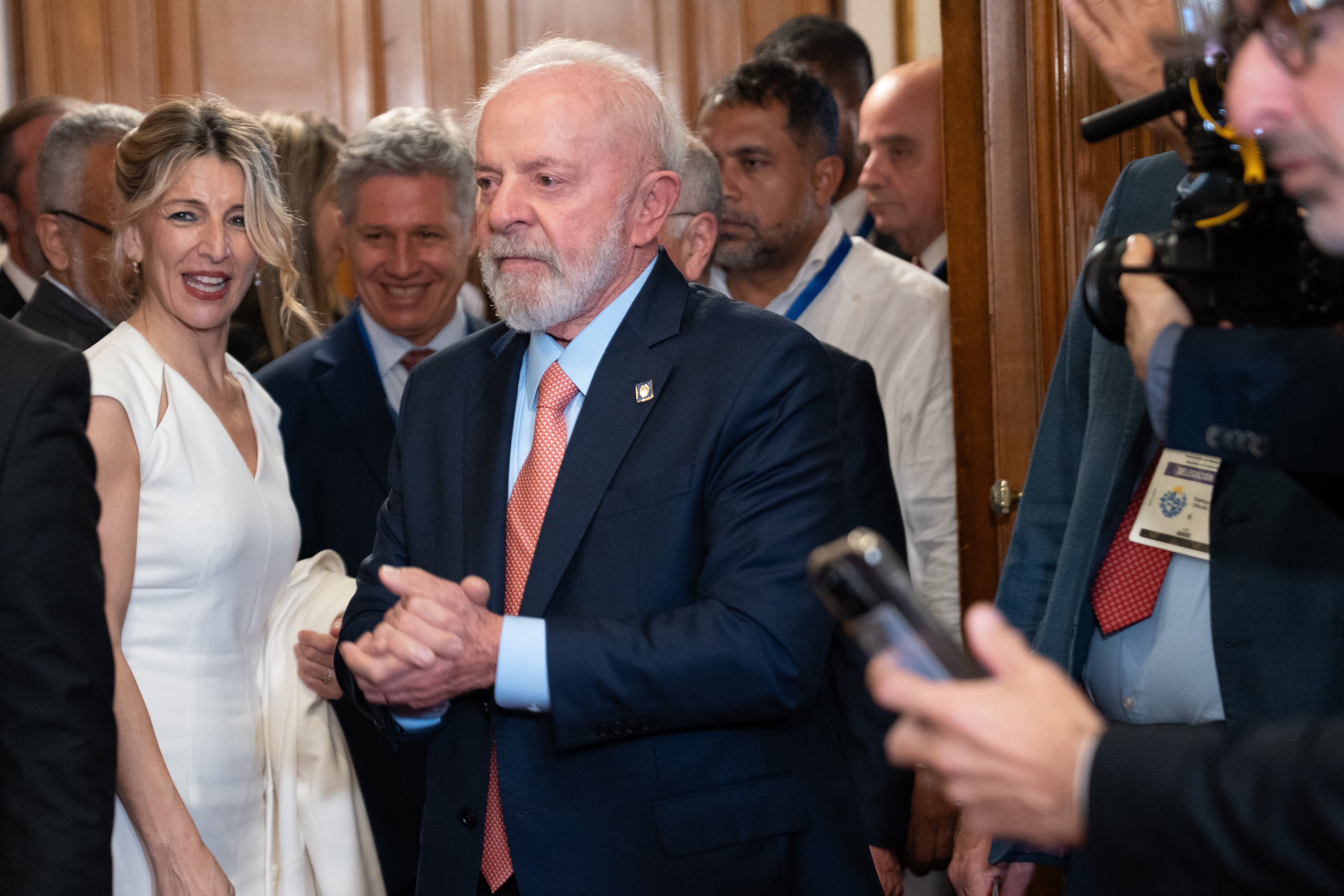 AME5130. MONTEVIDEO (URUGUAY), 01/03/2025.- El presidente de Brasil, Luiz Inácio Lula da Silva (d), camina junto a la vicepresidenta y ministra de Trabajo de España, Yolanda Díaz, este sábado, en el Palacio Legislativo de Uruguay en Montevideo (Uruguay). Lula y Díaz asistieron a la investidura de Yamandú Orsi como presidente de Uruguay hasta 2030. EFE/ Sofía Torres