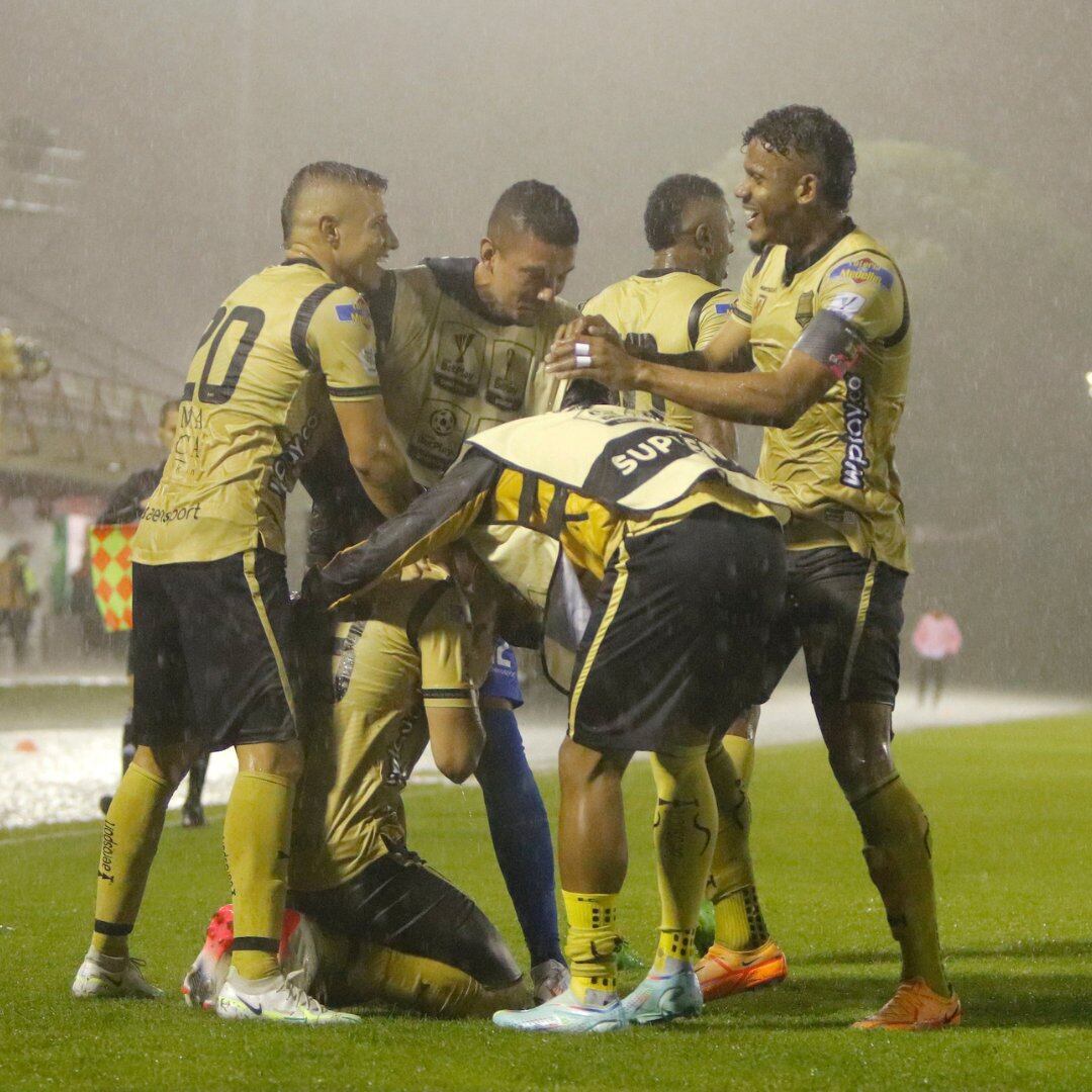 Johan Caballero y sus compañeros festejan el único gol del partido / Dimayor.