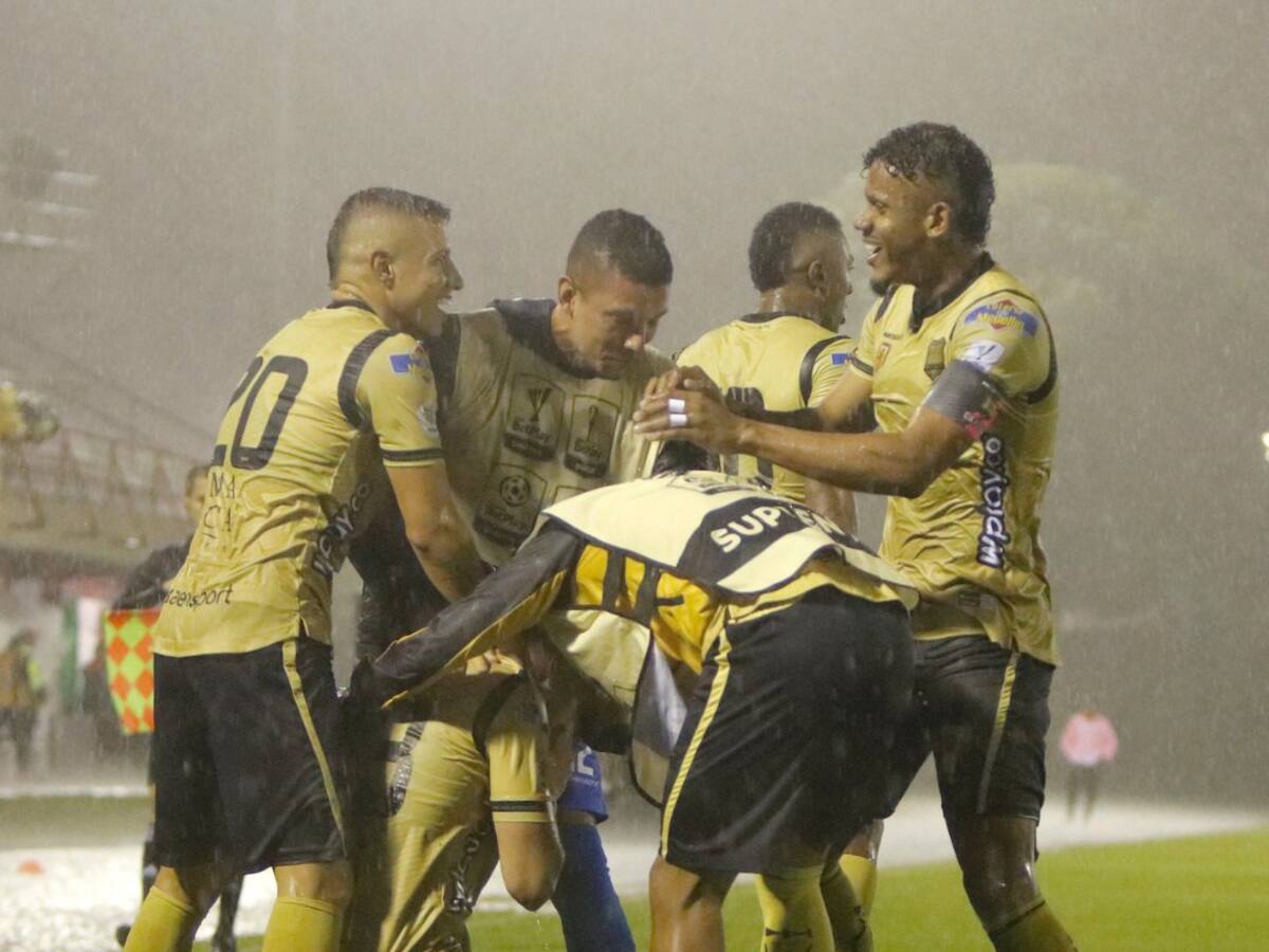 Águilas derrotó a Envigado y acompaña al América en el liderato