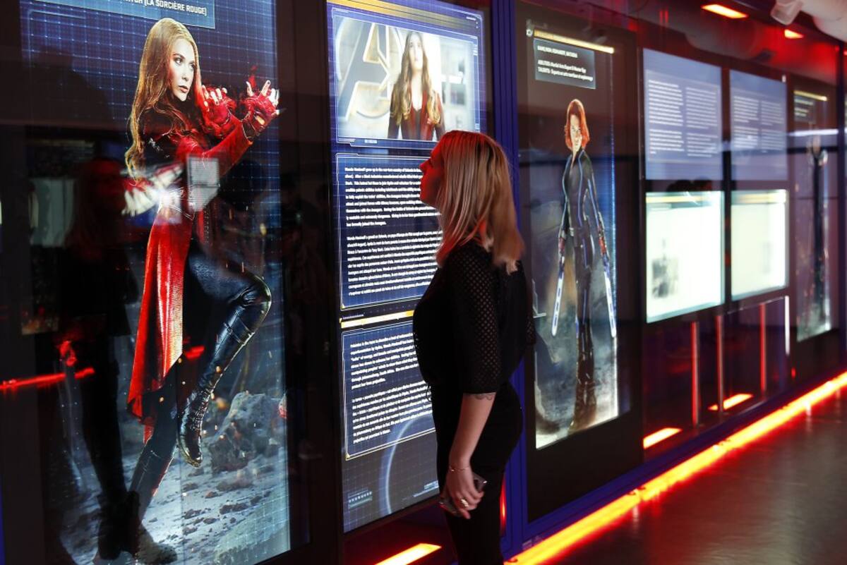 Elizabeth Olsen luciendo su traje de Scarlet Witch o la Bruja Escarlata. Este personaje originalmente en los cómics es hija del poderoso Magneto, junto a su hermano Quicksilver.