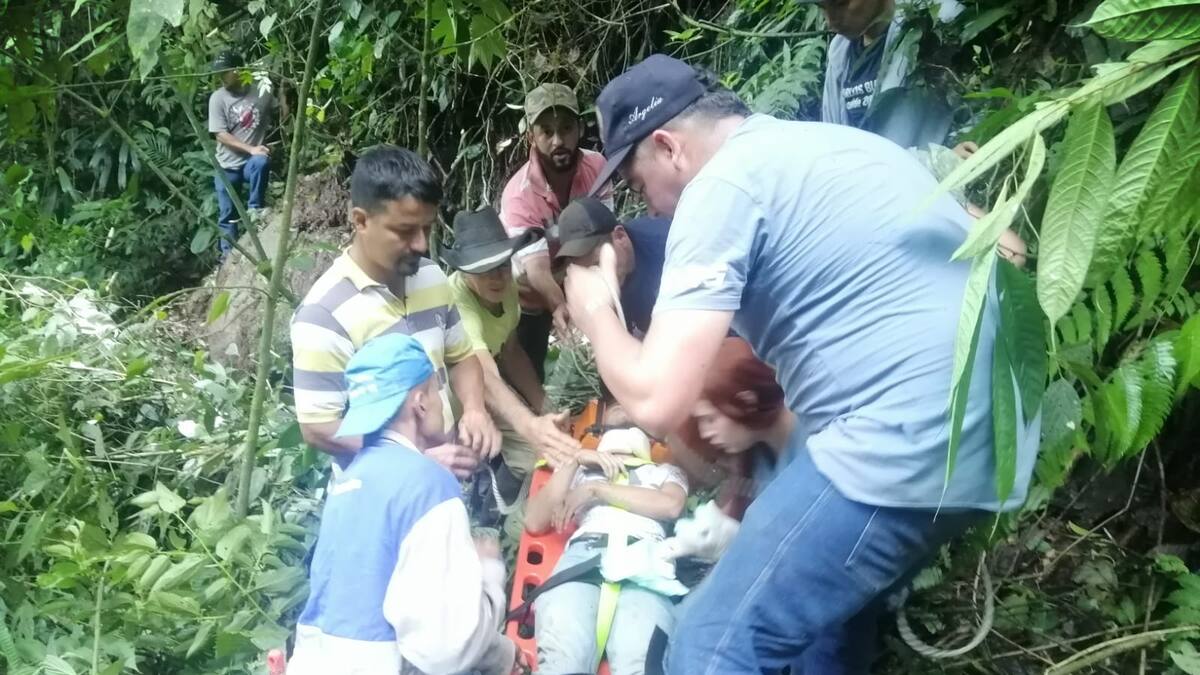 Una volqueta rodó por un precipicio y el conductor fue rescatado herido en Argelia