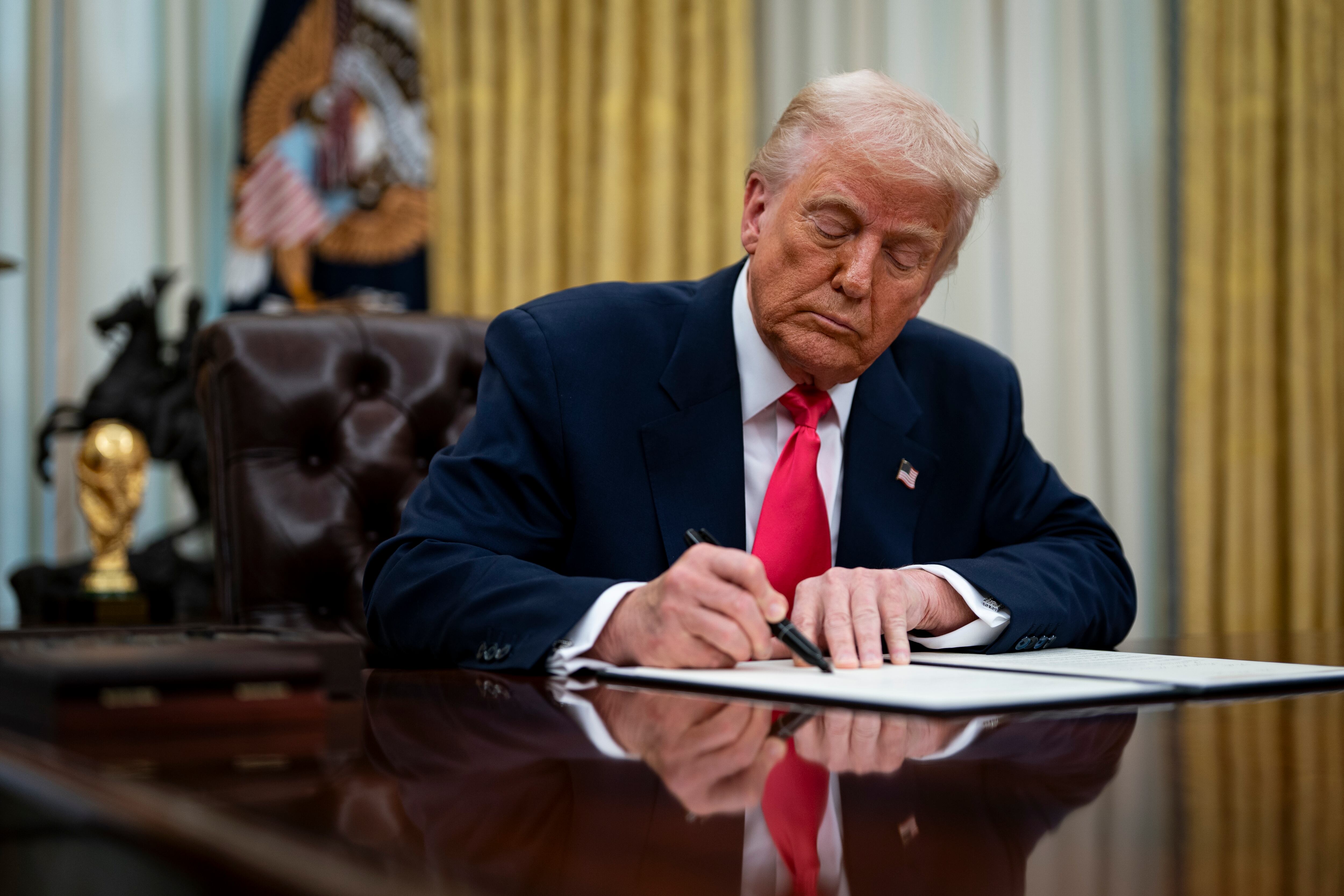 Washington (United States), 07/03/2025.- US President Donald Trump signs an executive order in the Oval Office of the White House in Washington, DC, USA, 06 March 2025. Trump signed executive orders to pause tariffs on USMCA trade from Canada and Mexico until 02 April 2025. EFE/EPA/AL DRAGO / POOL