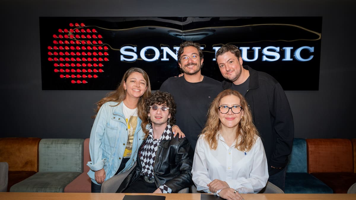 Duplat firma con disquera colombiana y abre una nueva etapa en su carrera musical