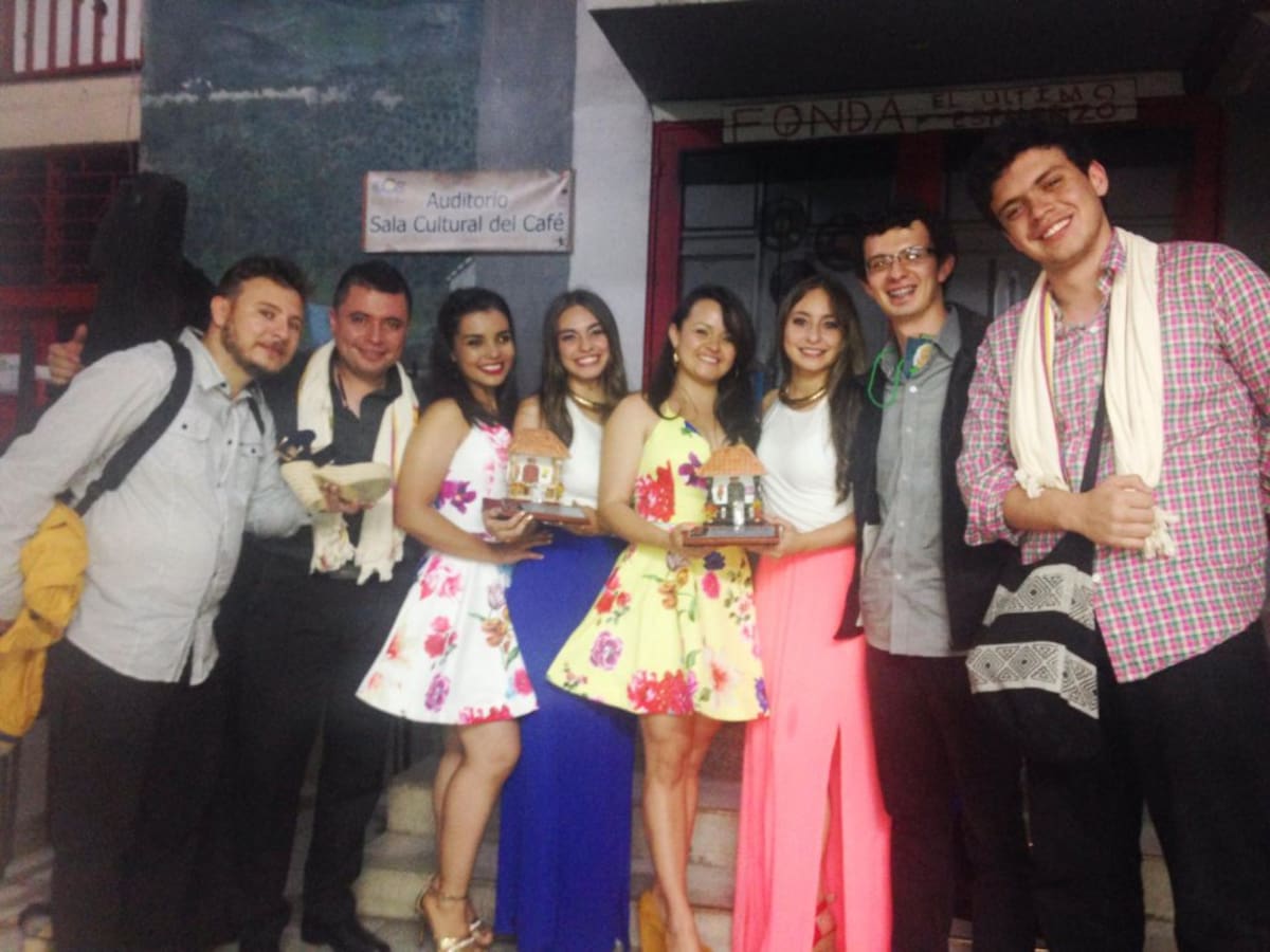 Artistas de varias regiones con el Dueto Cantares del Quindío