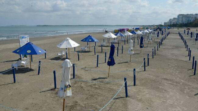 El director de Distriseguridad recibió la bandera azul, ratificándola como la única playa pública del país con este reconocimiento.
