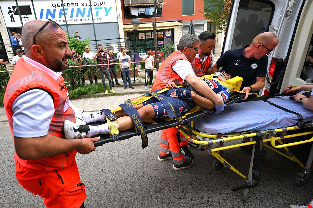 Mikel Landa, retirado en ambulancia del Giro de Italia / Getty Images