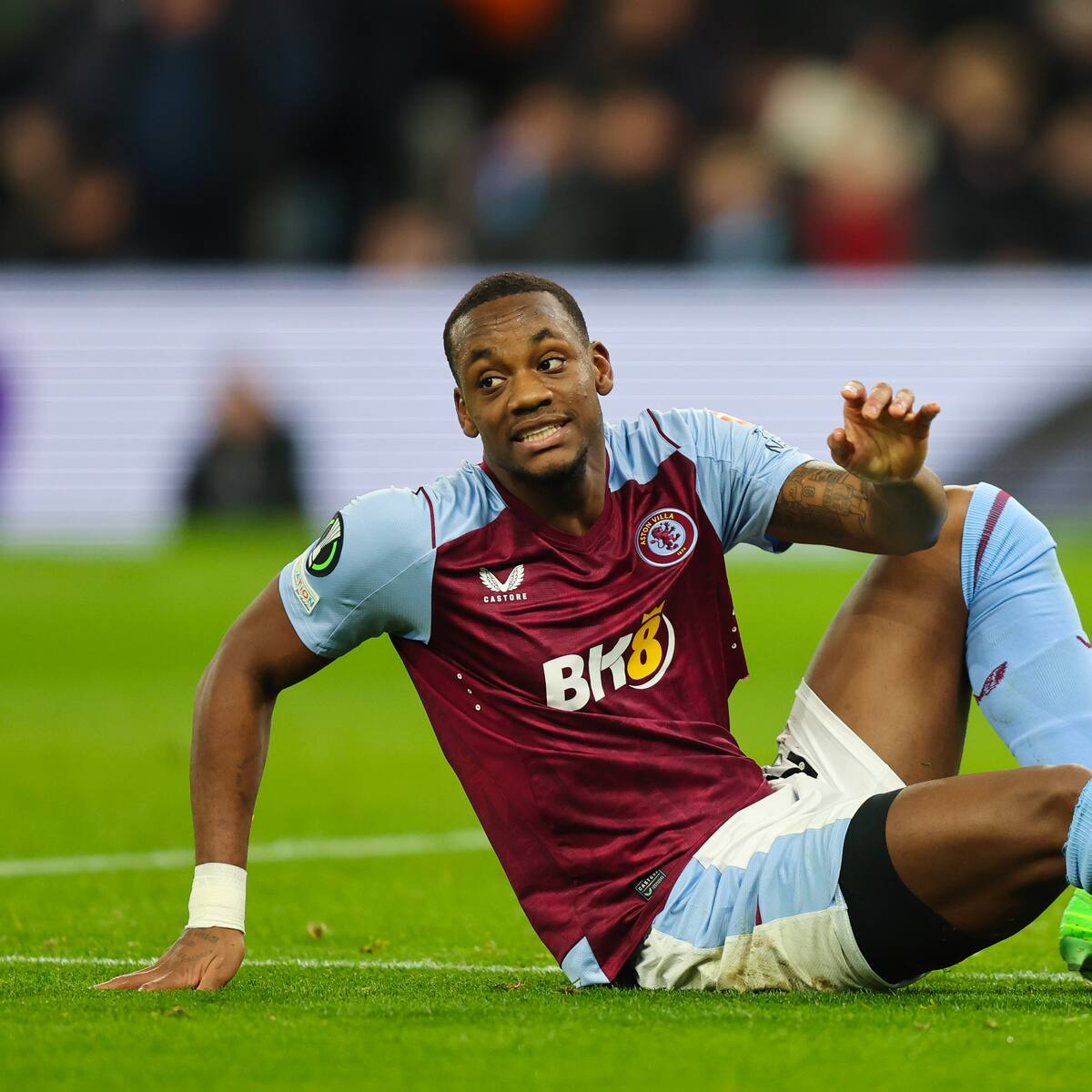 Jhon Jader Durán sufrió un fuerte accidente en su auto previo a juego con el Aston Villa