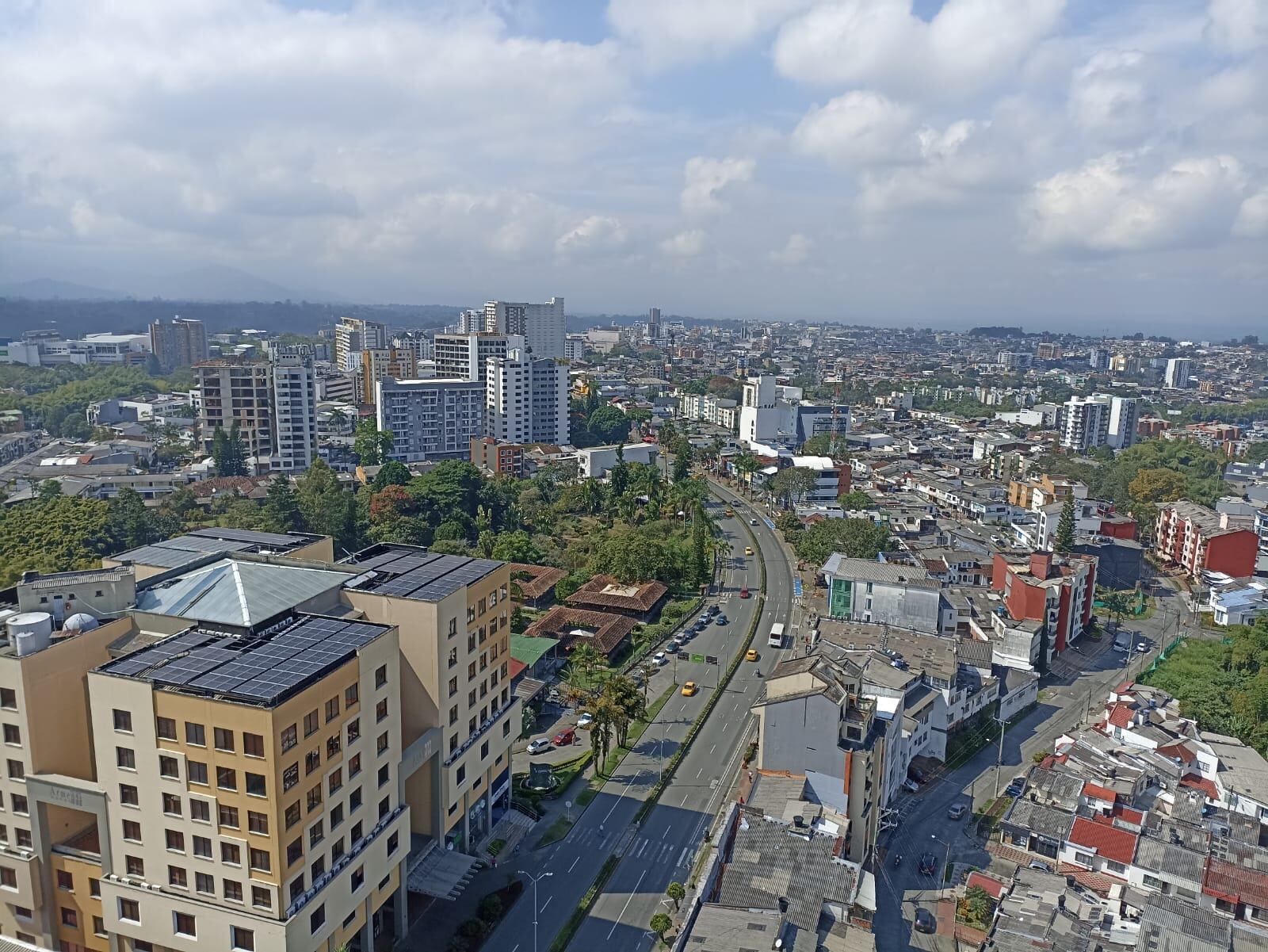 Hermosa Armenia desde el Hotel Mocawa
