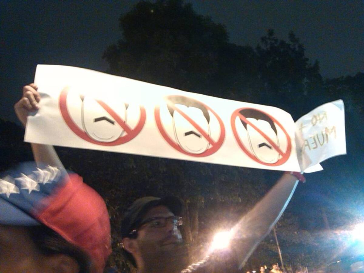 Decenas de venezolanos y colombianos que los apoyaban se manifestaron con pancartas en contra del Gobierno de Nicolás Maduro.