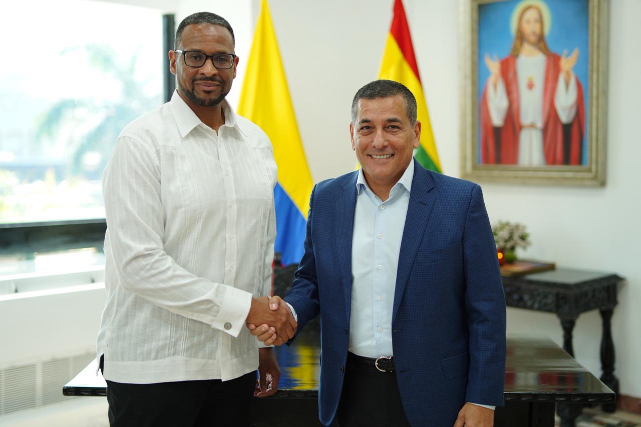 Ministro consejero Jarahn Hillsman y alcalde Dumek Turbay. // Alcaldía de Cartagena