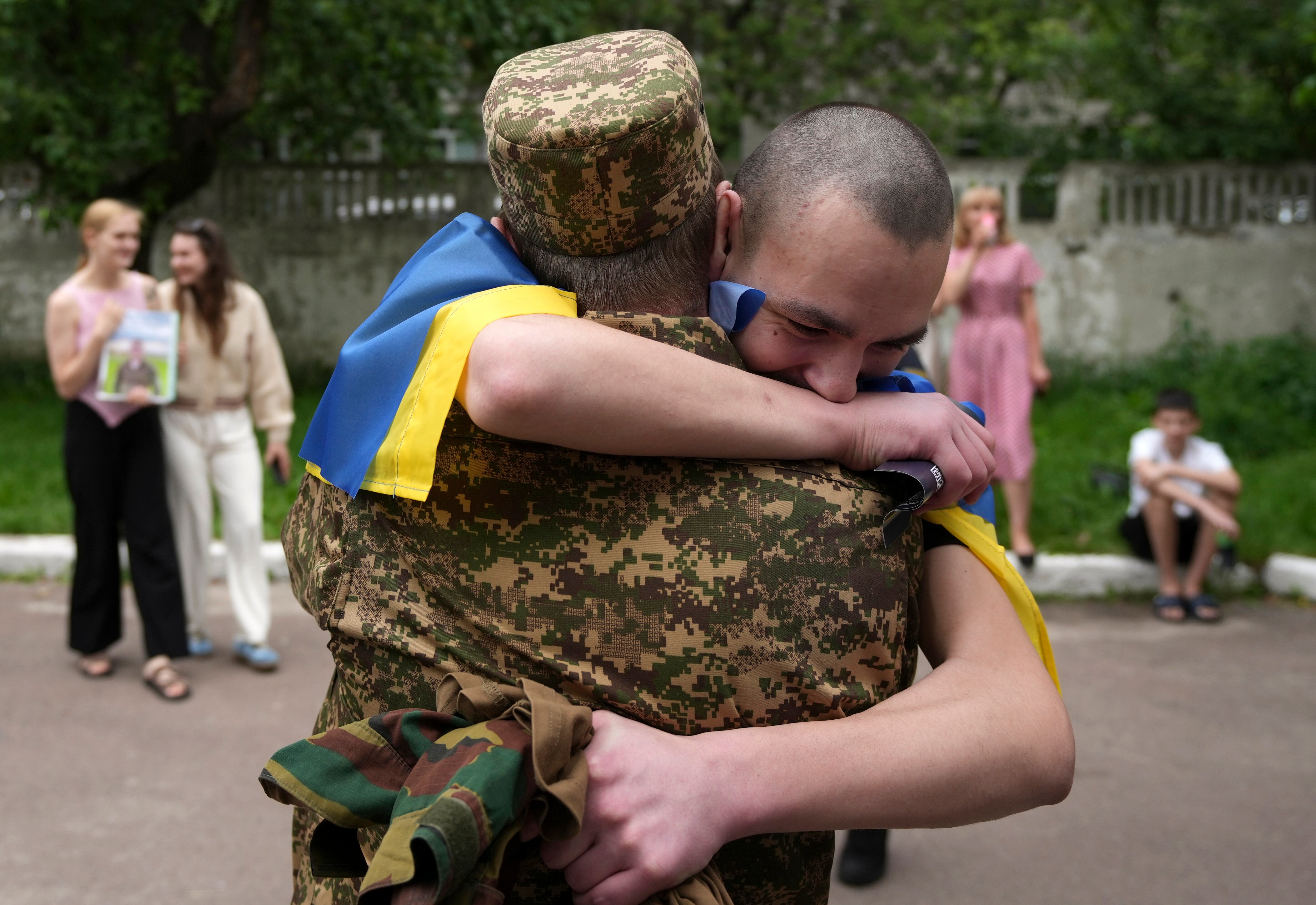 UNDISCLOSED (Ukraine), 09/06/2025.- Ukrainian prisoners of war (POWs) react following a prisoner swap at an undisclosed location, Ukraine, 09 June 2025, amid the Russian invasion. The exchange began today and will continue in several stages over the coming days. Among the categories of those we are returning now are the wounded and seriously injured, as well as those under 25 years of age, Ukrainian President Volodymyr Zelensky wrote in his official Telegram channel. The agreement about POWs' exchange was reached after recent Russia-Ukraine talks held in Turkey. (Rusia, Turquía, Ucrania) EFE/EPA/STRINGER
