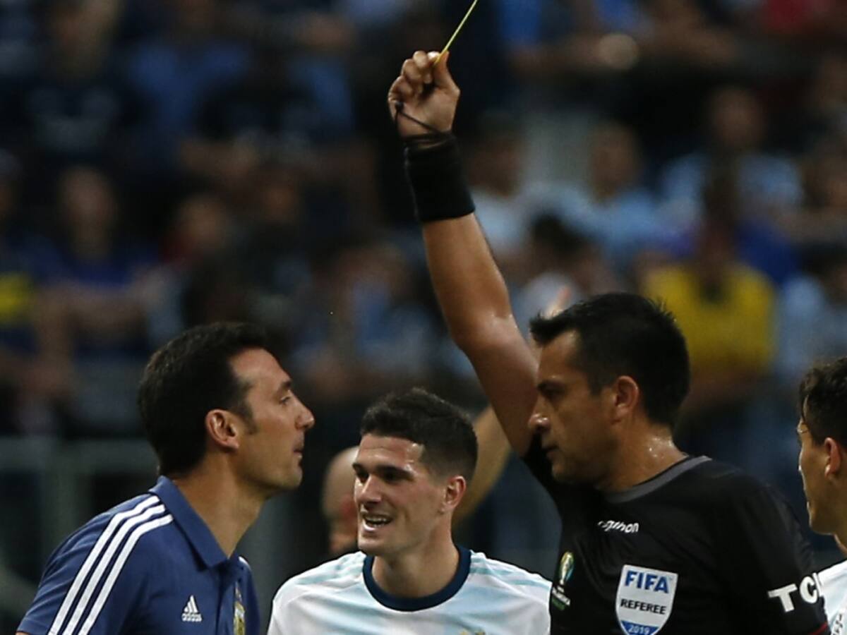 La amarilla a Scaloni, una amonestación histórica