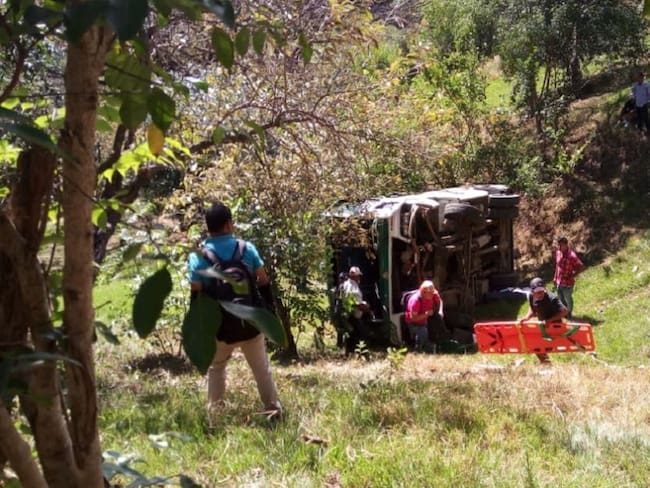Tres personas muertas en accidente de bus intermunicipal en el Cauca