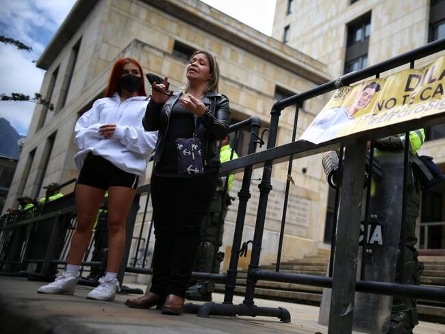 En la mañana de este domingo, se llevó a cabo un plantón en el Palacio de Justicia, donde los asistentes solicitan que no se archive el caso de la muerte de Dilan Cruz y se haga justicia.