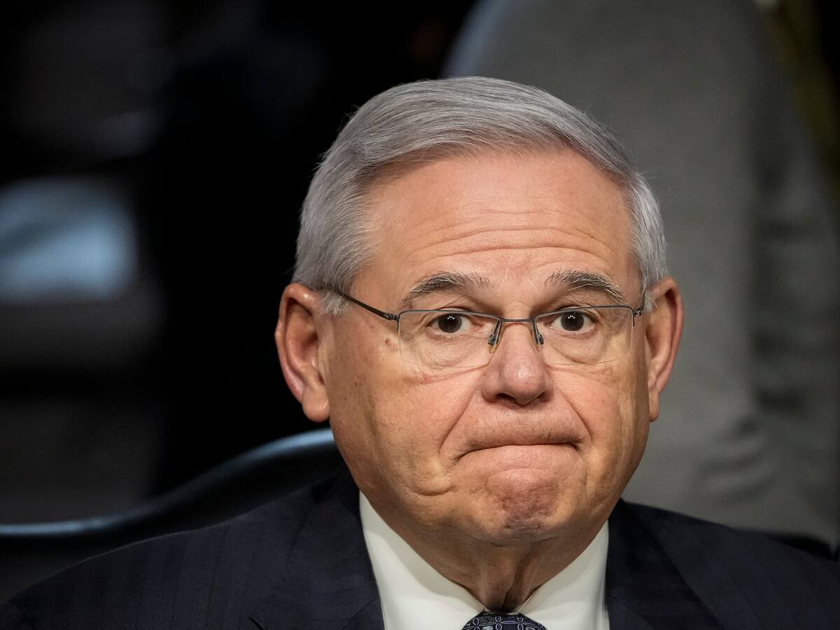 Senador de EE.UU. renunció al Comité de Asuntos Exteriores tras ser acusado de soborno