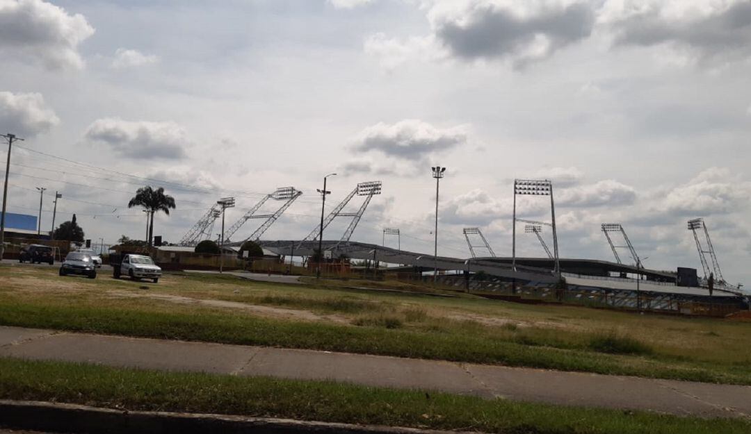 Al fondo el estadio Centenario de Armenia en días de cielo despejado y sol