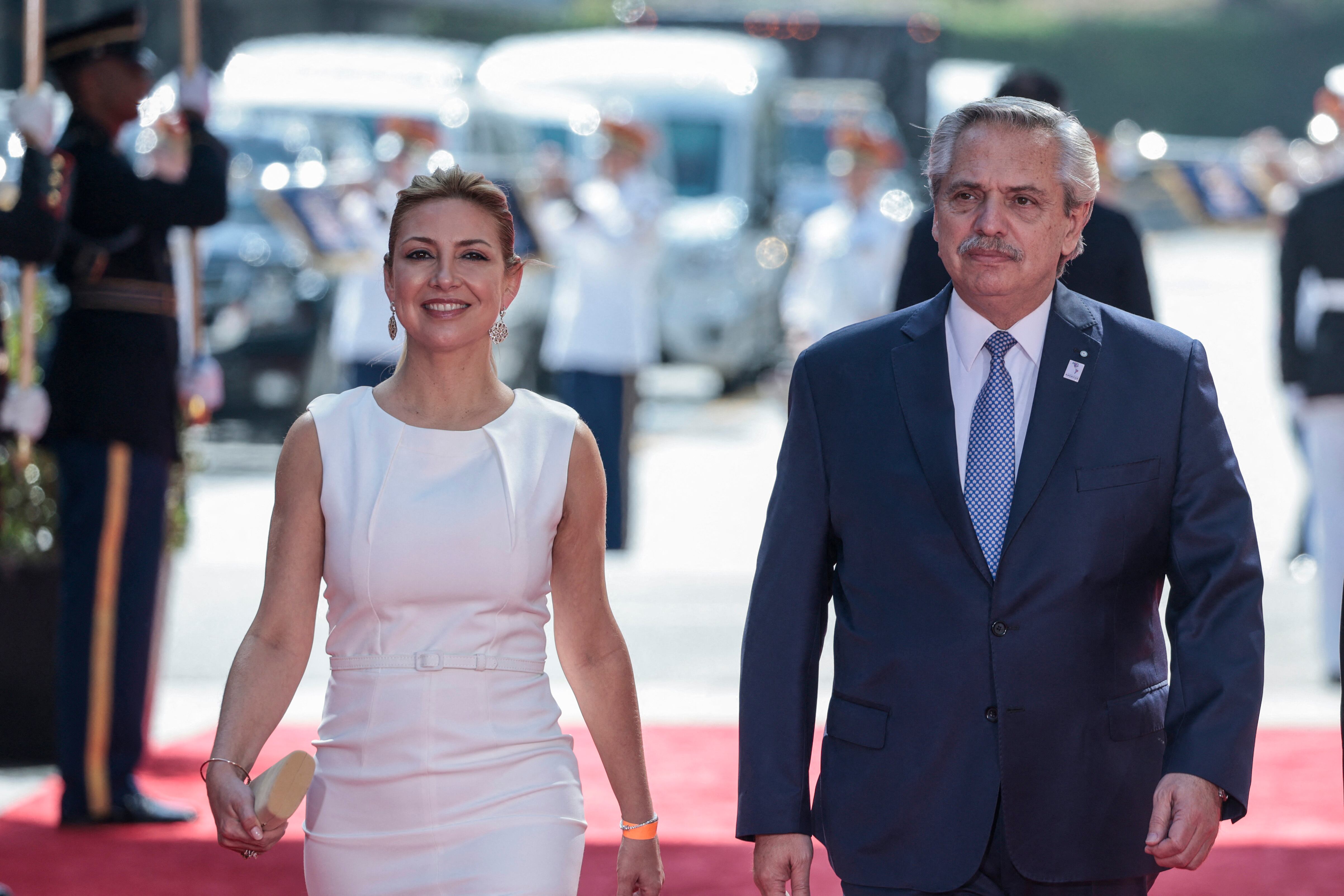 LOS ANGELES, CALIFORNIA - JUNE 08: President Alberto Fernandez of Argentina and his wife First Lady of Argentina Fabiola Yanez arrive to the Microsoft Theater for the opening ceremonies of the IX Summit of the Americas on June 08, 2022 in Los Angeles, California. Leaders from North, Central and South America traveled to Los Angeles for the summit to discuss issues such as trade and migration. The United States is hosting the summit for the first time since 1994, when it took place in Miami.   Anna Moneymaker/Getty Images/AFP (Photo by Anna Moneymaker / GETTY IMAGES NORTH AMERICA / Getty Images via AFP)