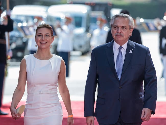 LOS ANGELES, CALIFORNIA - JUNE 08: President Alberto Fernandez of Argentina and his wife First Lady of Argentina Fabiola Yanez arrive to the Microsoft Theater for the opening ceremonies of the IX Summit of the Americas on June 08, 2022 in Los Angeles, California. Leaders from North, Central and South America traveled to Los Angeles for the summit to discuss issues such as trade and migration. The United States is hosting the summit for the first time since 1994, when it took place in Miami. Anna Moneymaker/Getty Images/AFP (Photo by Anna Moneymaker / GETTY IMAGES NORTH AMERICA / Getty Images via AFP)