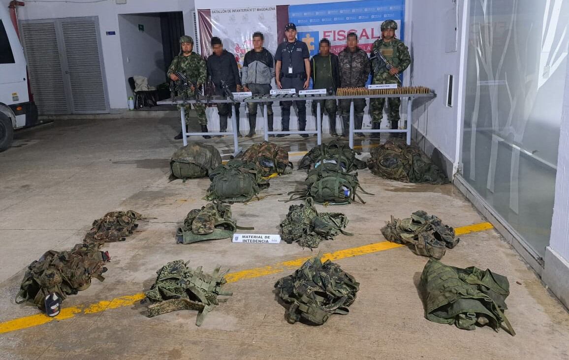 A esta hora continúan los combates y la búsqueda de otros integrantes de la organización que huyeron tras la operación.