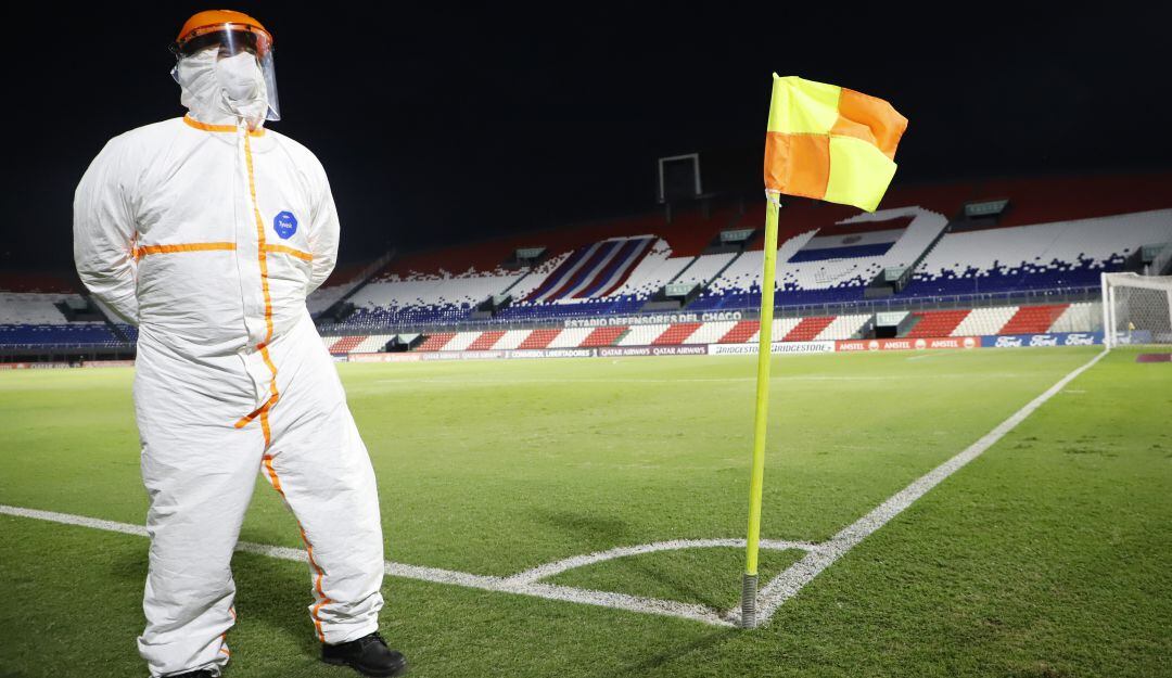 Trabajador de la Conmebol en el Estadio Defensores del Chaco de Paraguay