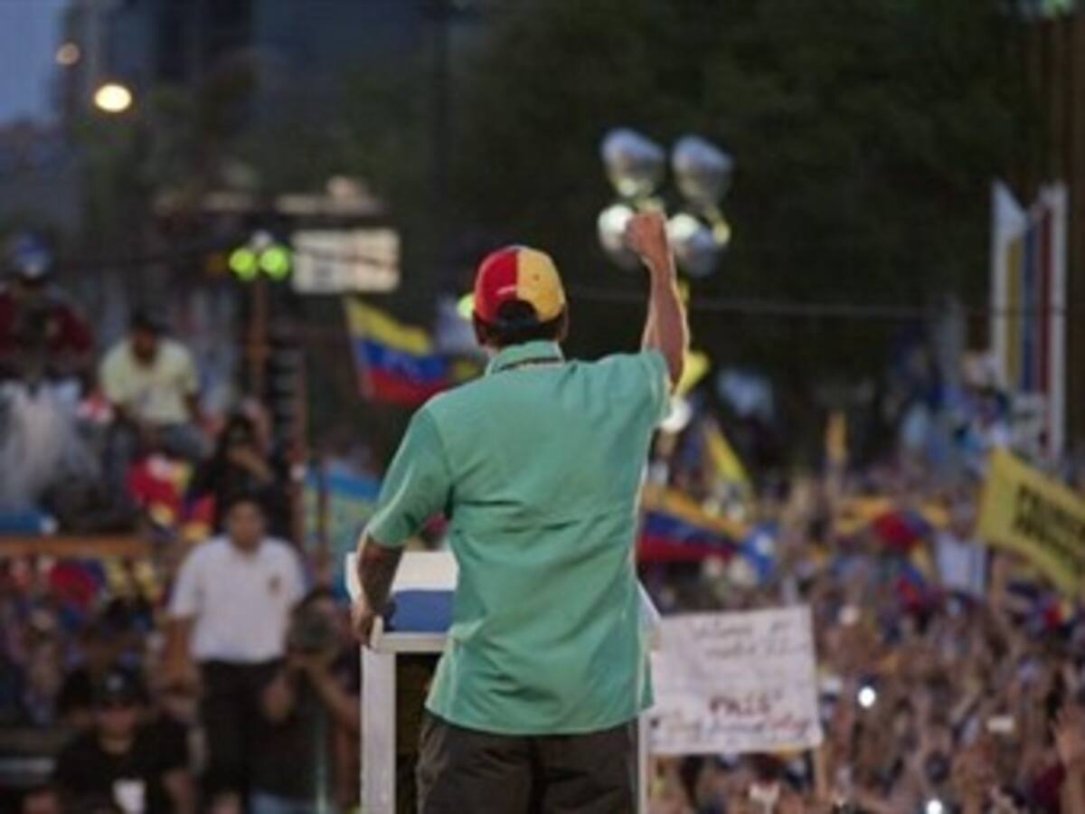 Nueve lesionados en disturbios durante mitin político de Henrique Capriles