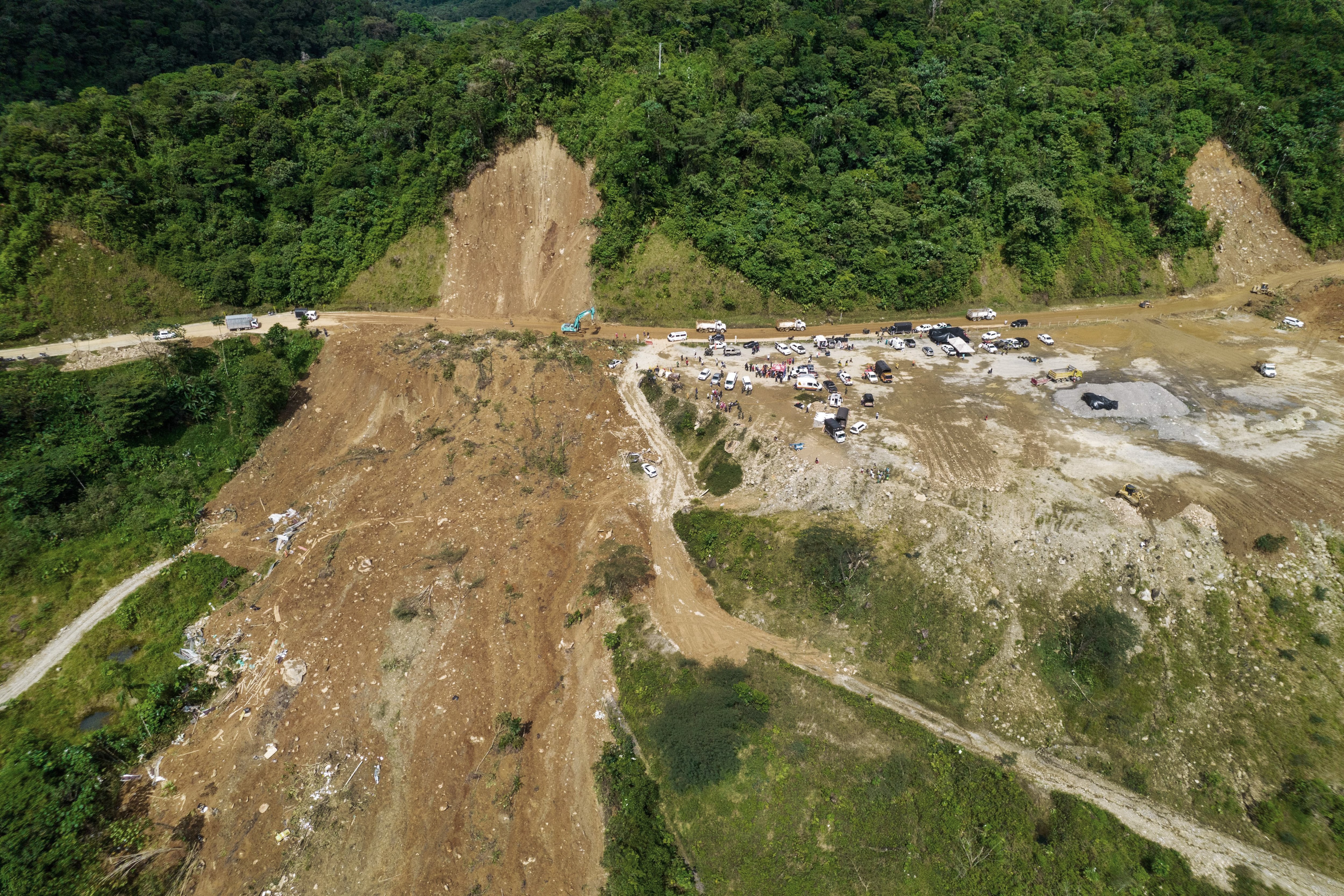 CAR400 CARMEN DE ATRATO (COLOMBIA), 13/01/2024.- Fotografía aérea cedida hoy por la Gobernación del Chocó que muestra la magnitud del derrumbe ocurrido en inmediaciones del municipio Carmen de Atrato, Chocó (Colombia). La vicepresidenta colombiana, Francia Márquez, informó este sábado de que ascendió a 33 la cifra de personas muertas por dos derrumbes de tierra ocurridos el viernes en una carretera cerca de la localidad de El Carmen de Atrato, en el departamento del Chocó (oeste). EFE/ Gobernación del Chocó /SOLO USO EDITORIAL SOLO DISPONIBLE PARA ILUSTRAR LA NOTICIA QUE ACOMPAÑA (CRÉDITO OBLIGATORIO)