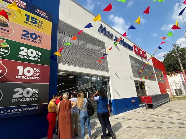 Inauguran otro punto de Mas x Menos en Floridablanca.