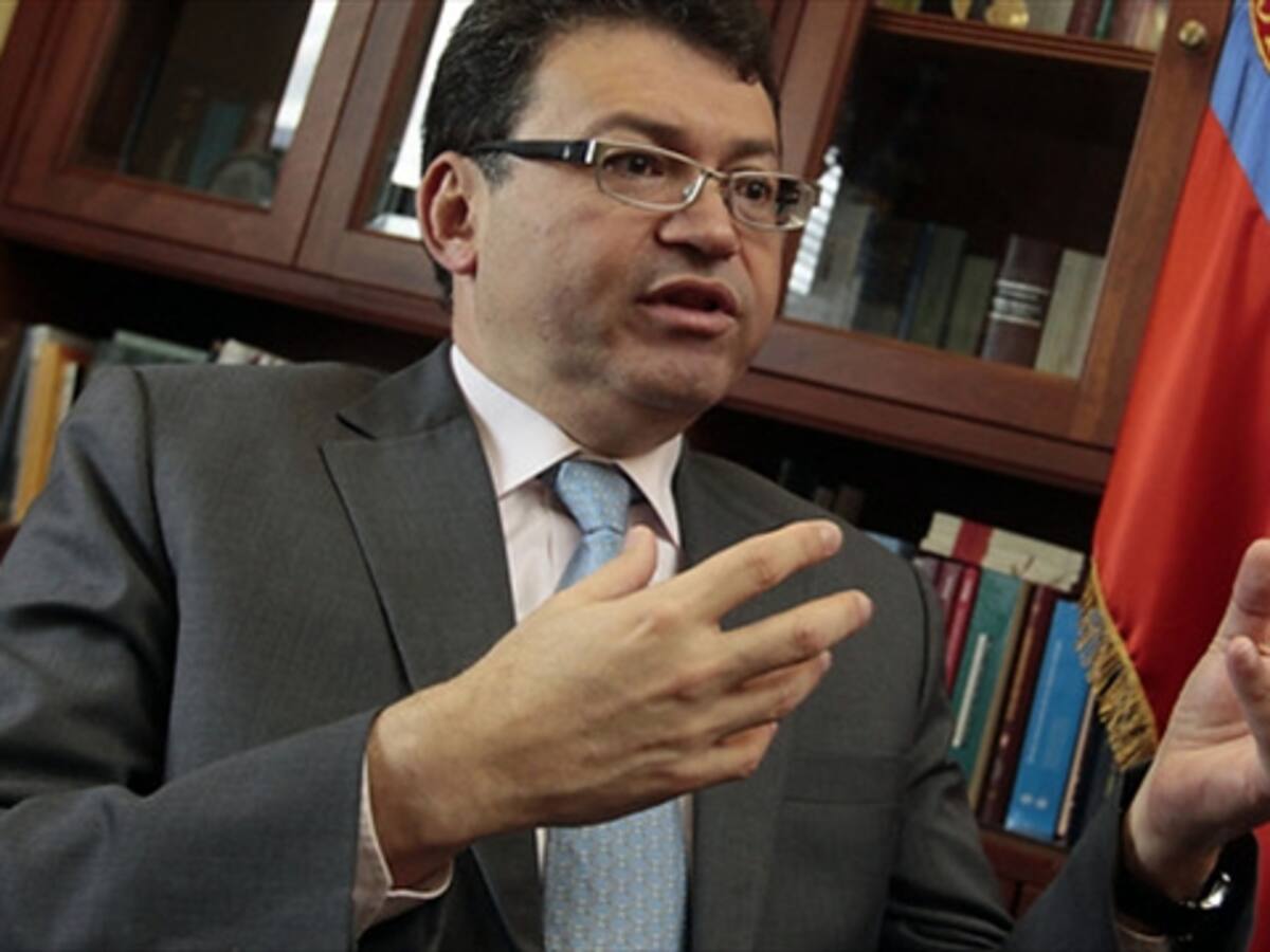 Humberto Sierra Porto responde acusaciones por dejarse controlar de Correa