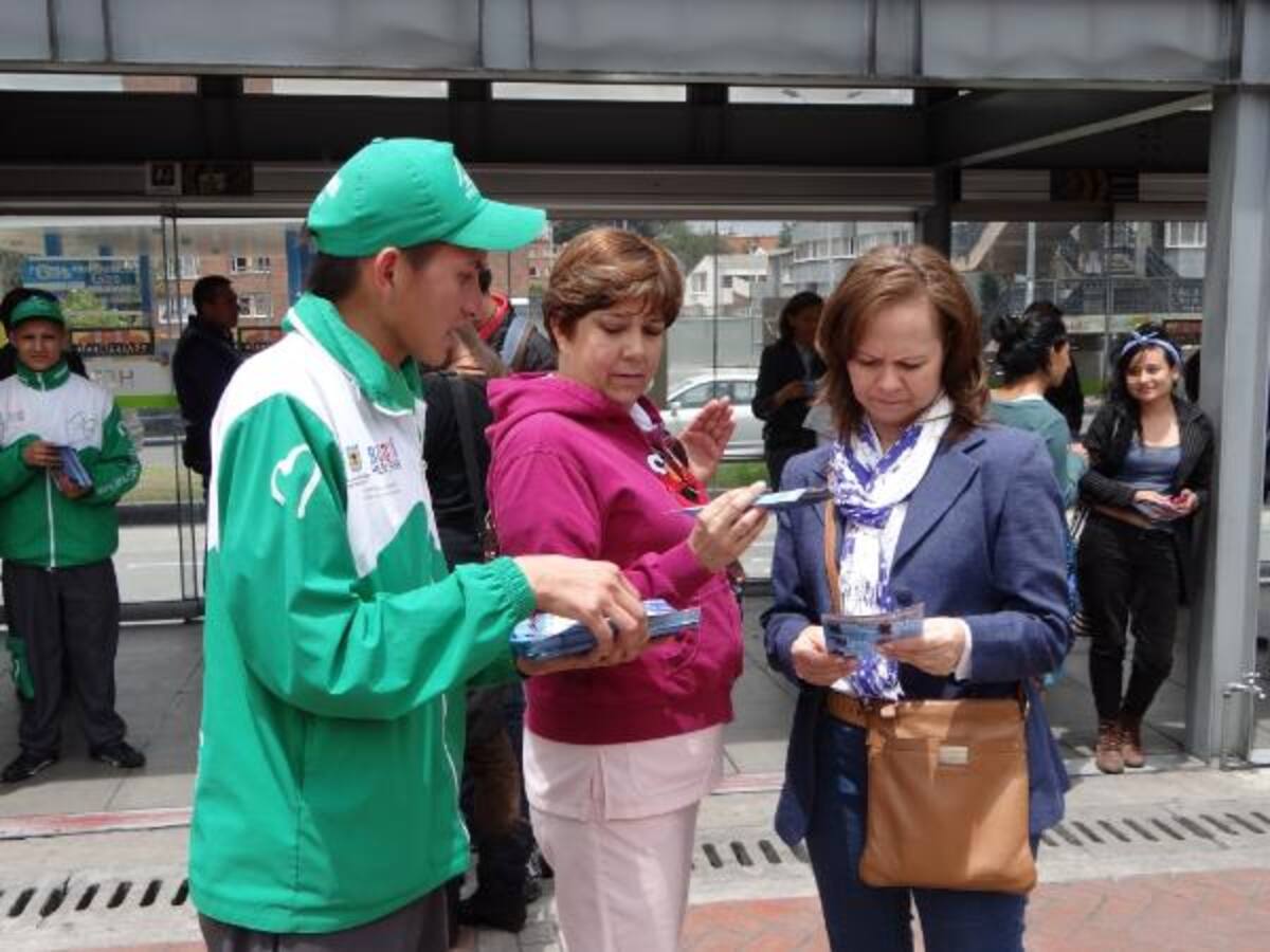 Mientras personal de Bogotá Humanitaria repartían bolantes con la información de lo que habrá la última semana de marzo en el Festival Internacional de música en la capital colombiana.
