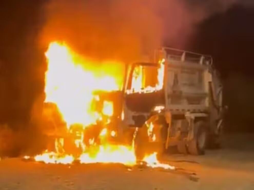 Entre abril y mayo de este año dos vehículos recolectores de la empresa de aseo fueron incinerados por hombres armados en la vereda La Yunga. Crédito: Suministrada.
