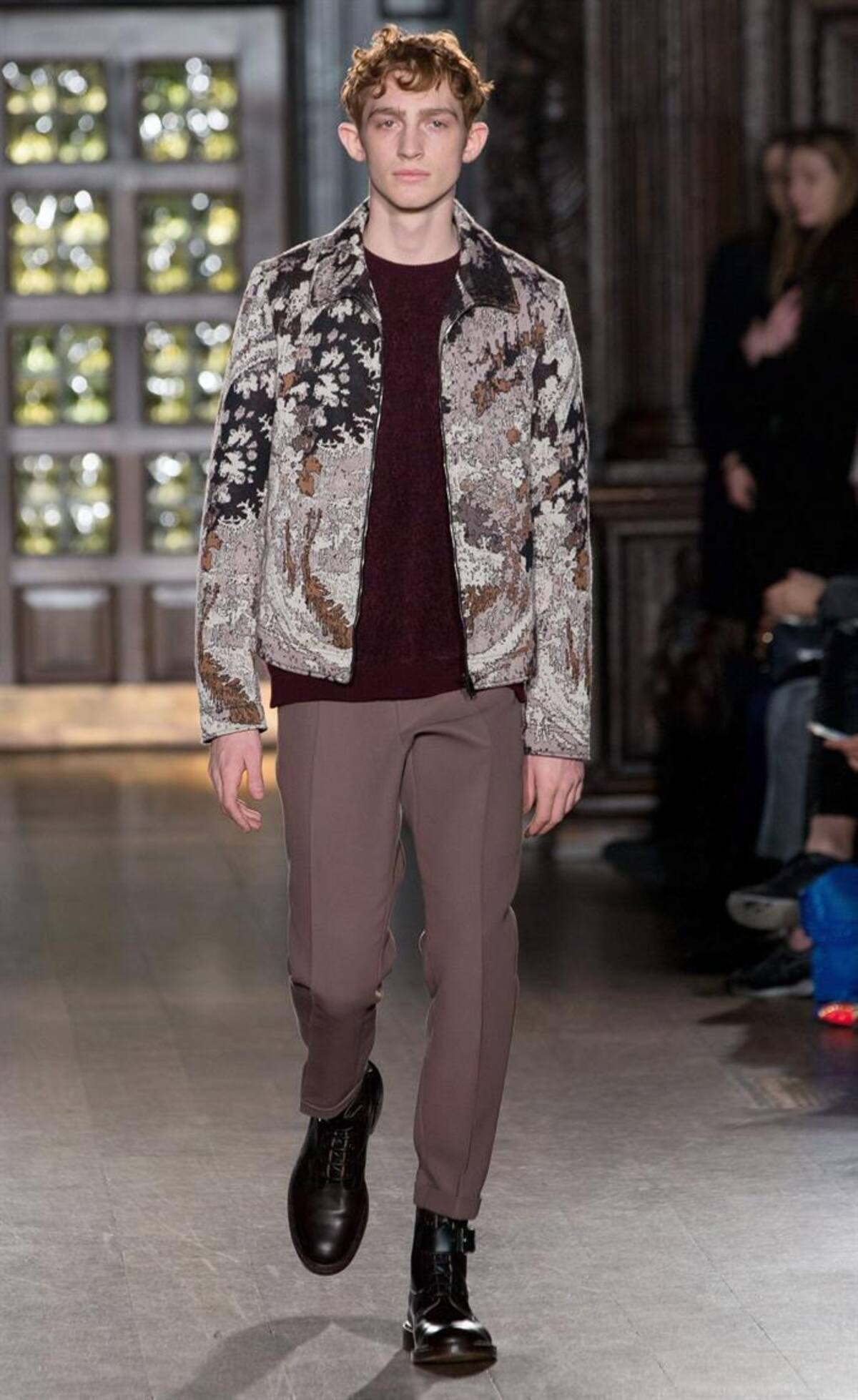 Una serie de modelos presentan la colección de otoño, invierno 2015 en la semana de la moda masculina en Londres, Inglaterra, que se realizará hasta el próximo 12 de enero.