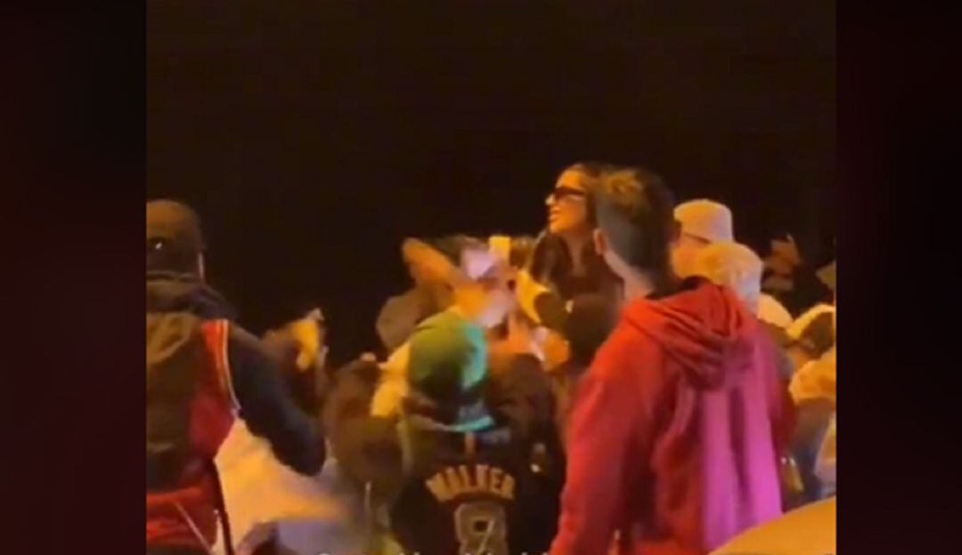 Mujer empezó a tirar billetes de $50.000 y paralizó vía en Medellín