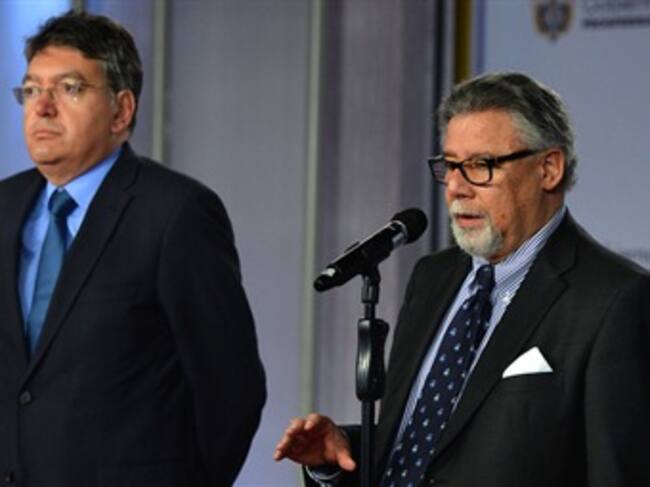 El Ministro de Hacienda, Mauricio Cárdenas y el Presidente del Consejo Gremial Nacional y de la Sociedad de Agricultores de Colombia (SAC), Rafael Mejía López. Foto: Presidencia.