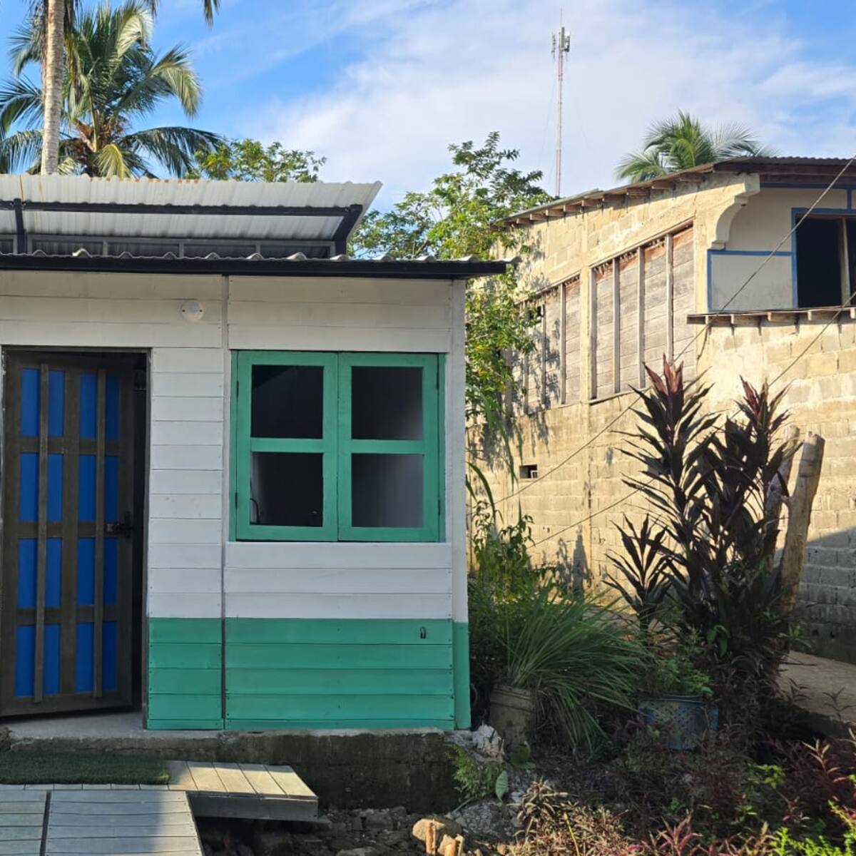 ‘Botellas de Amor’ entregó casa de plástico reciclado a familia afectada por terremoto en Chocó