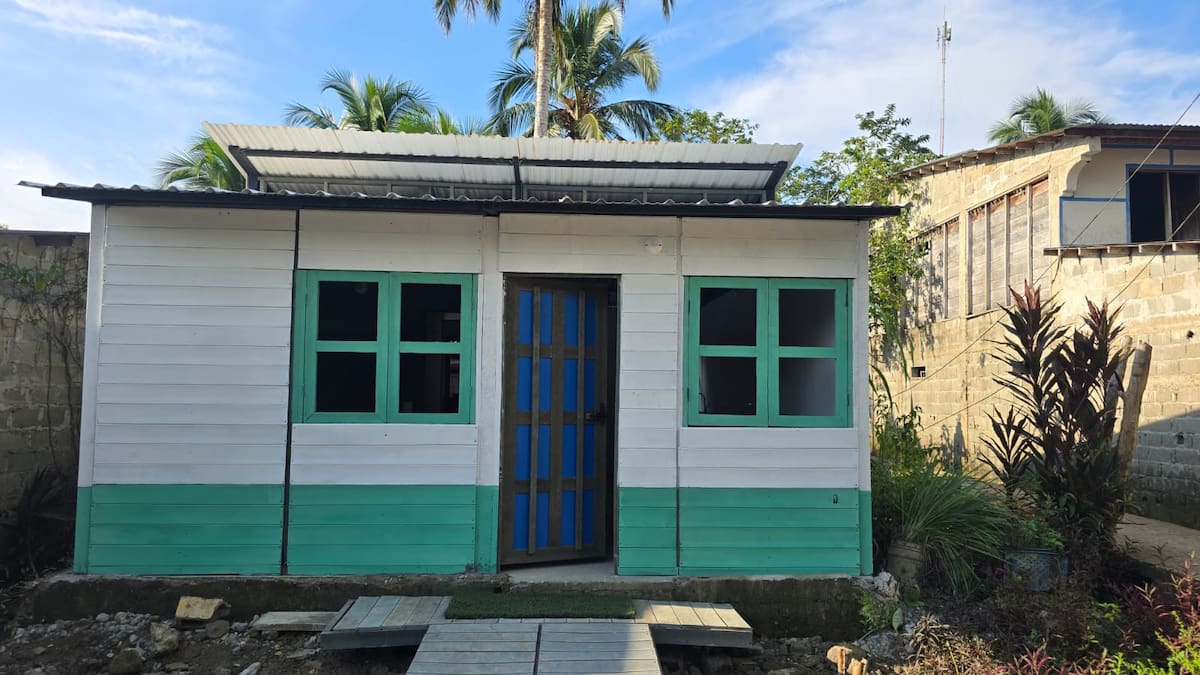 ‘Botellas de Amor’ entregó casa de plástico reciclado a familia afectada por terremoto en Chocó