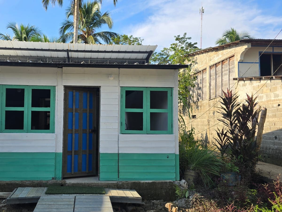 ‘Botellas de Amor’ entregó casa de plástico reciclado a familia afectada por terremoto en Chocó