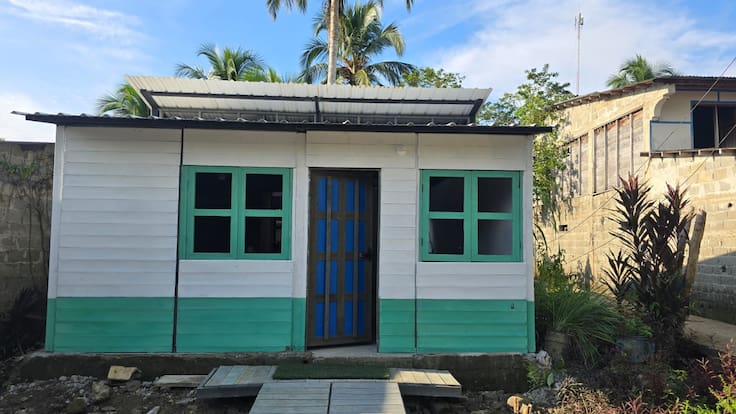‘Botellas de Amor’ entregó casa de plástico reciclado a familia afectada por terremoto en Chocó