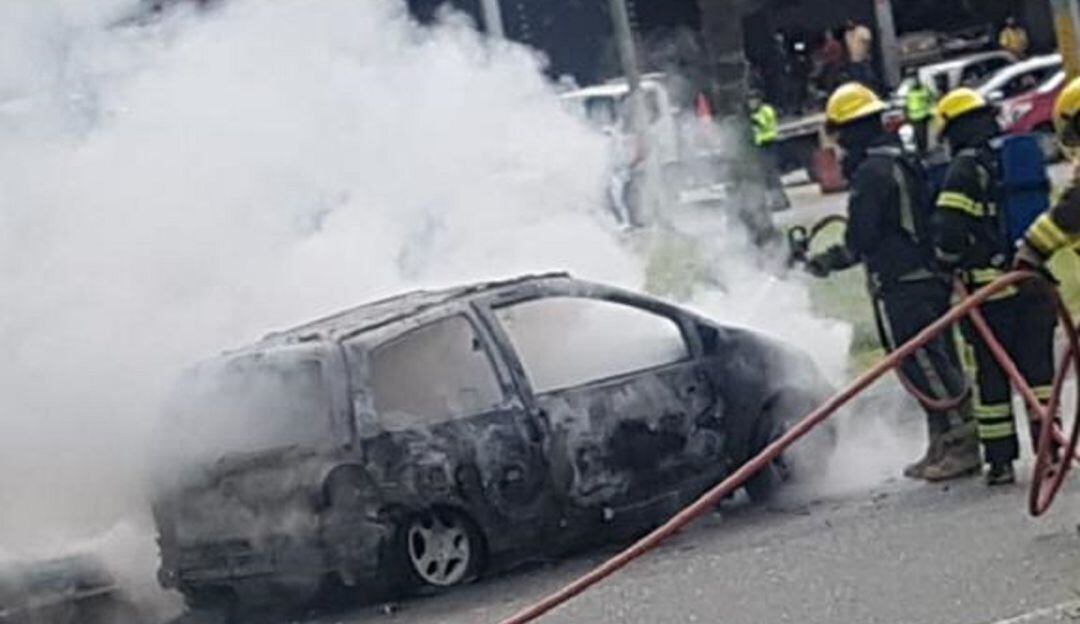 Incendio de vehículo en Manizales.