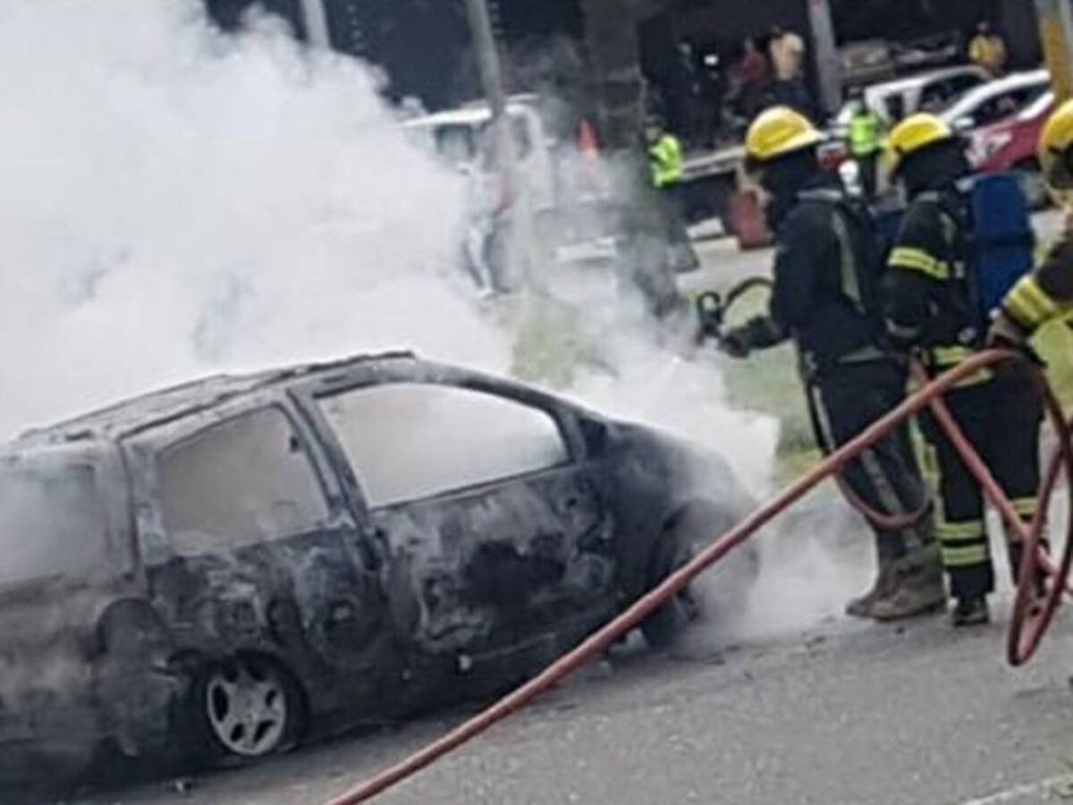 Incendio en vehículo, se registró al parecer por el transporte de químicos