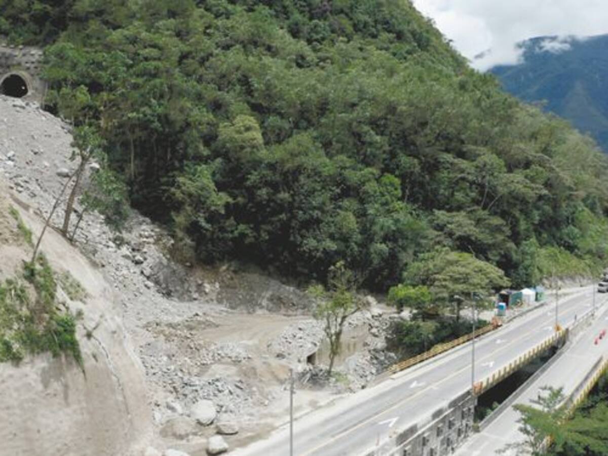 Cierre vía al Llano HOY: persisten las restricciones viales por deslizamientos y bloqueos