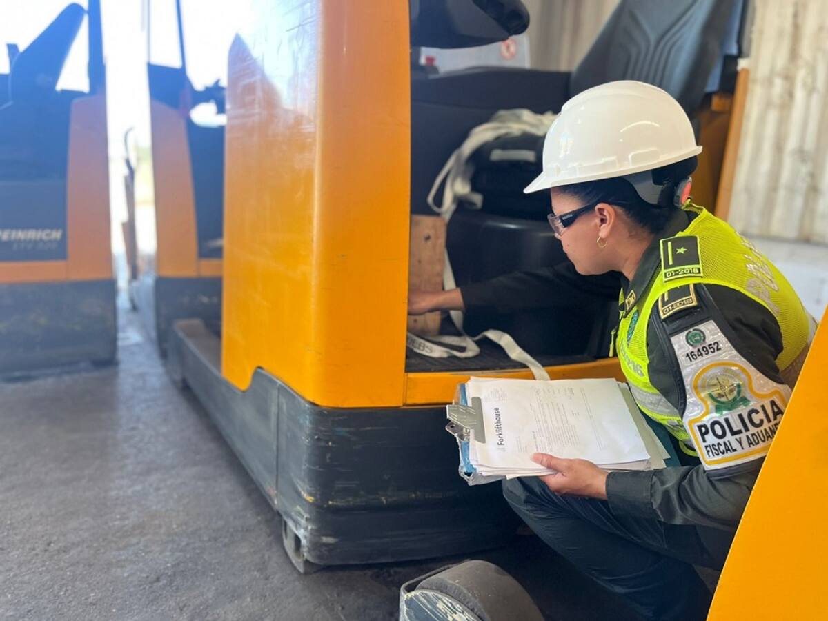 Cayó contenedor de contrabando con seis montacargas ilegales en Cartagena