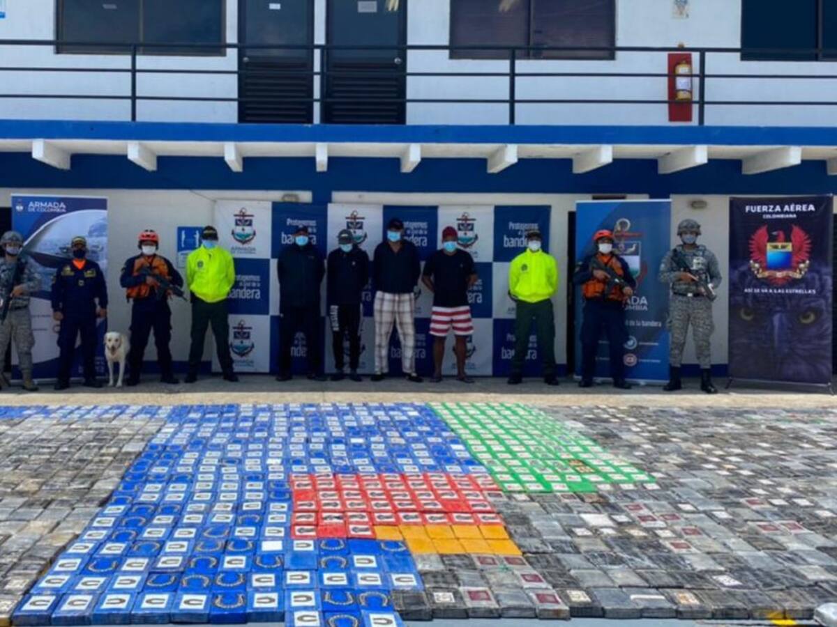 Guardacostas de Cartagena incautaron dos toneladas de cocaína en una lancha