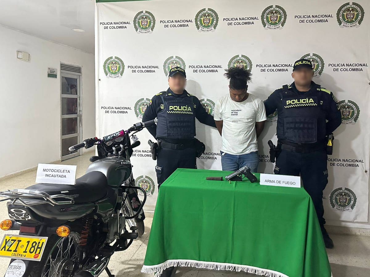 Capturan a dos hombres con un arma de fuego y una motocicleta tras operativo policial en Cartagena