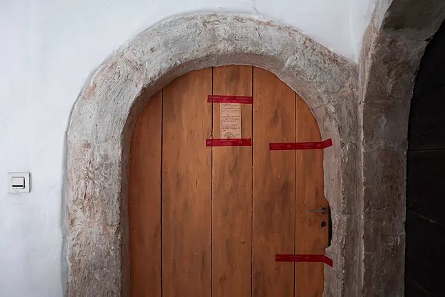 Puerta del domicilio donde hallaron los cadáveres:AFP