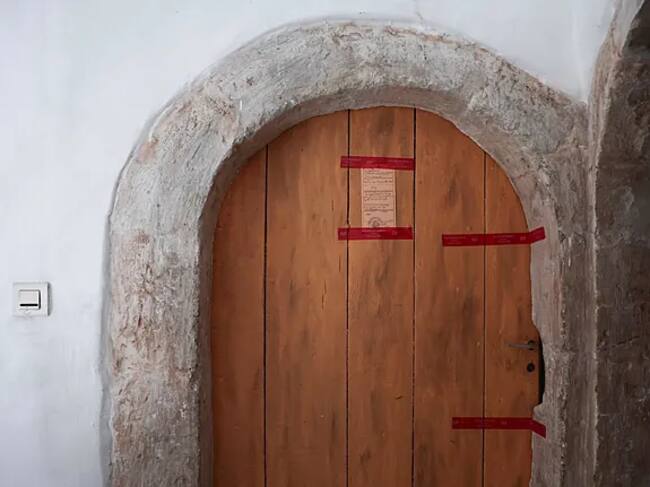Puerta del domicilio donde hallaron los cadáveres:AFP