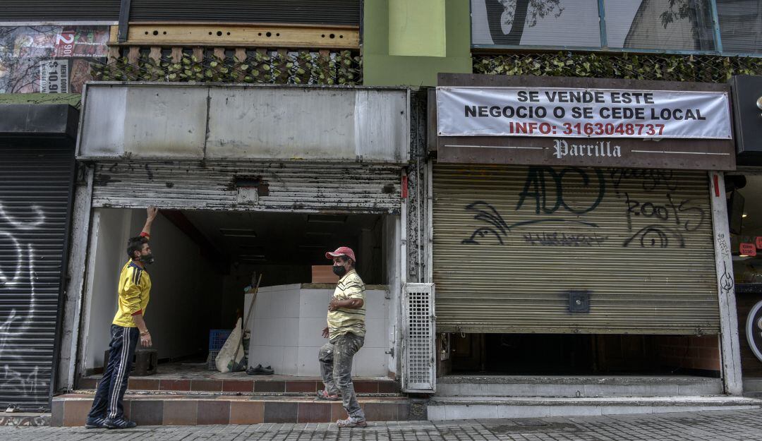 Restaurantes cerrados ante medidas de aislamiento por COVID-19 en Bogotá, Colombia.