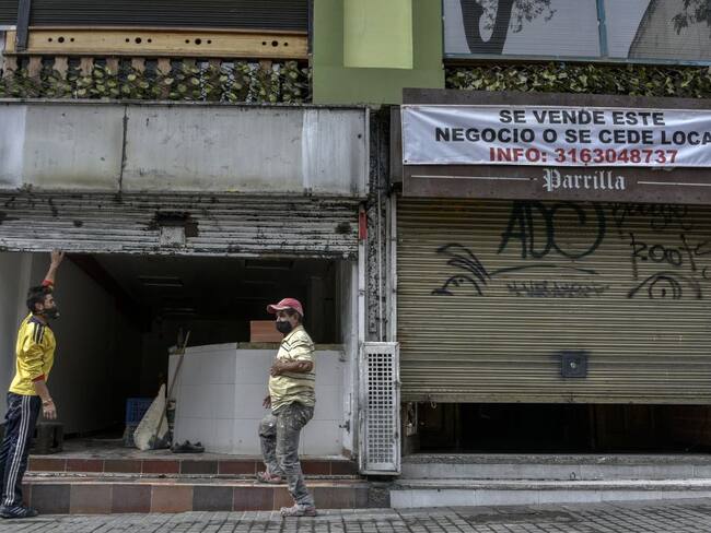 Restaurantes cerrados ante medidas de aislamiento por COVID-19 en Bogotá, Colombia.