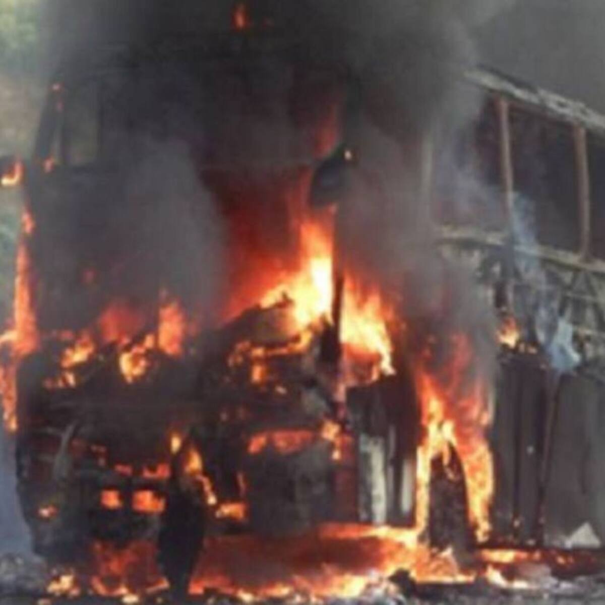 Bus de servicio público se prendió en llamas en la vía Risaralda - Chocó