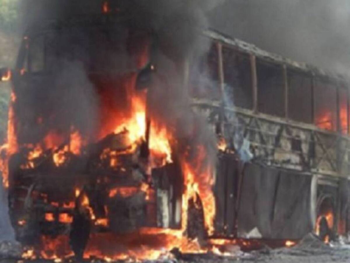 Bus de servicio público se prendió en llamas en la vía Risaralda - Chocó